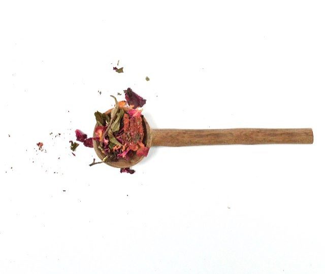 •WHITE ROSE GOJI• this tea makes an amazing summer iced tea. served with fresh mint + a little lemon on ice…it’s low in caffeine + rich in antioxidants.