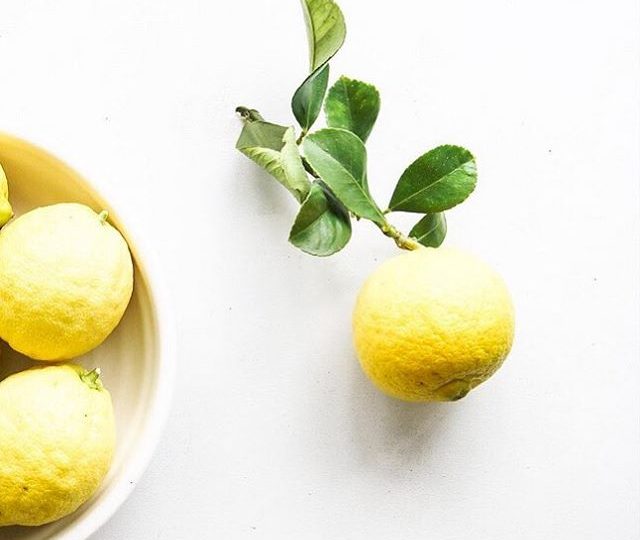How do you start your day? We recommend implementing a new healthy habit into your routine each month and here’s a really simple one to get you started. Drinking lemon water first thing in the morning will alkalize your pH, cleanse and purify your body naturally and increase your vitamin C intake. Simply squeeze half a lemon into a cup of warm water and drink it 30 minutes prior to breakfast. Your body will thank you for it. ???? Thanks for the gorgeous pic @biancavirtue