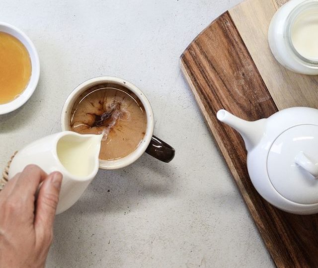 ? With exceptional taste, our blend of high grown, quality Ceylon tea is our choice for a premium English Breakfast tea. Grown in the Uva province in Sri Lanka and fairly traded with local growers, this blend is a combination of mid and small leaf tea. It offers a delicate balance of sweet muscatel body with a fresh and enlivening finish, making this the perfect breakfast tea.