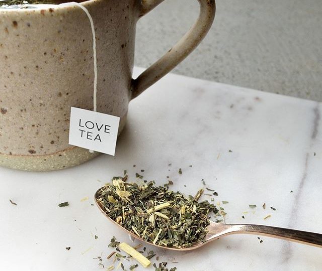 ? Licorice Love: A refreshing blend of organic licorice root and spearmint, this blend offers a range of health benefits. Licorice root has traditionally been used to help support the adrenal glands and the respiratory system, and aid digestive function. This smooth blend has a fresh, minty flavour, with a naturally sweet after taste from the licorice root. It is naturally caffeine free and can be consumed any time of the day.