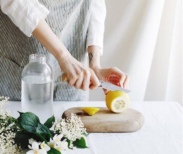 Drinking lemon water first thing in the morning will alkalize your pH, cleanse and purify your body naturally and increase your vitamin C intake ???? Simply squeeze half a lemon into a cup of warm water and drink it 30 minutes prior to breakfast ????  @foodbandits