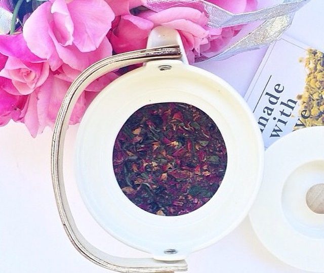Keeping cool and making iced teas this summer. This white rose & goji blend is perfect served on ice with fresh mint. Refreshing, cleansing and rich in antioxidants. Thanks for the beautiful pic @tomorganic xxx