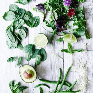 Magnesium supports muscle relaxation, energy production, blood pressure regulation, and is often depleted by stress, which is why it’s important to include an abundance of magnesium rich foods in our diet. Consume green leafy vegetables such as kale, seaweed, avocados, spinach, broccoli, and you’ll keep your magnesium levels high.  Beautiful  by @elsas_wholesomelife . . . . .