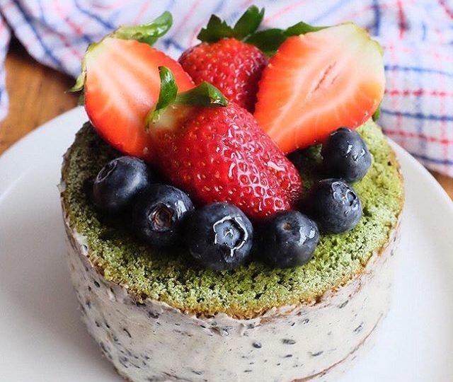 This matcha cake, made by @sn.bycari with our matcha tea, looks amazing . What delicious treats are you making this weekend?