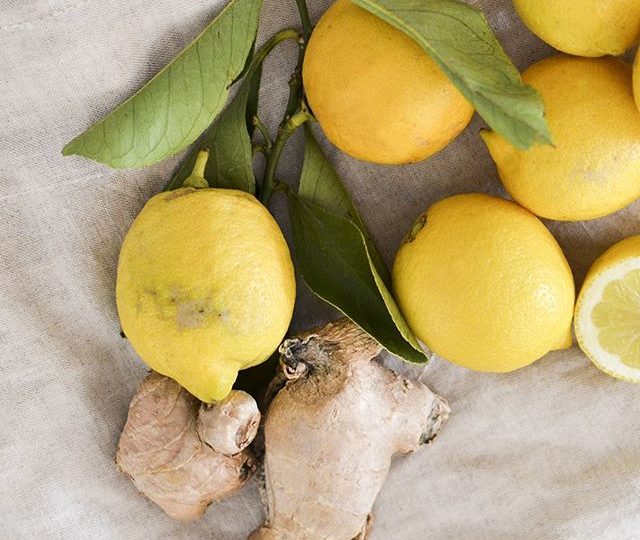 ???? Lemon and Ginger pair so well together and offer many benefits to help maintain optimum immune function through winter. Lemon is an amazing fruit – not only is it one of the most alkalizing foods but it is also rich in Vitamin C and can offer digestive support. Ginger offers circulatory stimulation, digestive support and can help to improve vitality. Combine the two, and you have a powerful blend to see you through the more challenging, cooler months ????