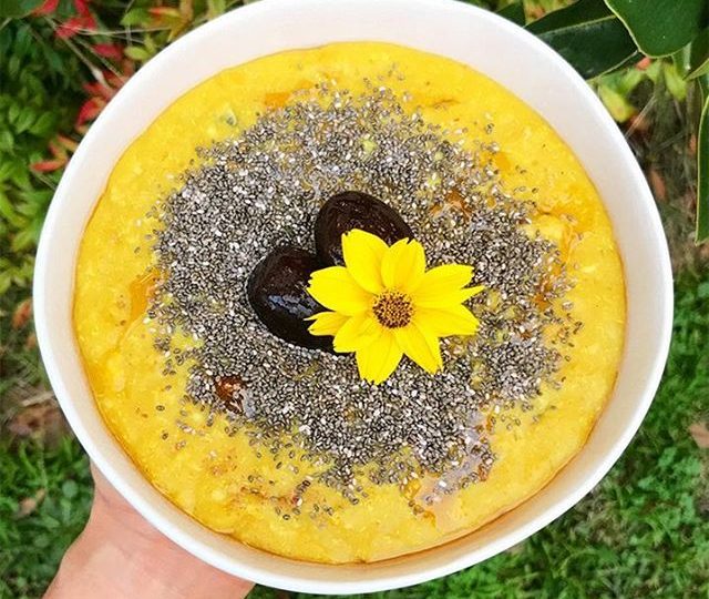 Easing into the weekend with this Golden spice infused porridge inspo from the talented @almondbutterames
