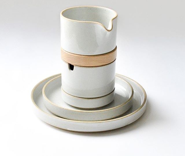 ELEGANT + MODULAR | Hasami porcelain products are made in a district of Japan, which has a 400-year long culture of porcelain manufacturing. These porcelain products use straight lines to represent the essence of traditional Japanese aesthetics, and are designed to be elegant and functional for everyday use. Hasami products are made of a mixture of porcelain substance and clay, and are created with a matte texture and colour, which are natural and unique to the material. Click the link in our bio to see our brand new Japanese ceramics range.